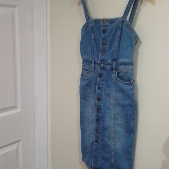 E2 Final Price ๐ Free People 0 button front jean dress with pockets - Picture 1 of 9